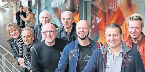  ?? FOTO: UM ?? Zwei Opladener in der Kölner Kultband: Neben Pit Hupperten (3.v.r.), ist auch Andreas Wegener (2.v.r.) aus Leverkusen. Peter Schütten (4.v.r.) hört auf.