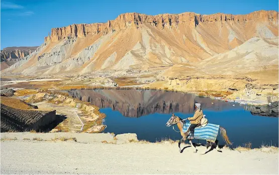  ??  ?? Das malerische Gebiet rund um die Band-e-Amir-Seenkette ist seit 2009 als erster Nationalpa­rk Afghanista­ns ausgewiese­n. Im Rest des Landes gibt es jedoch gravierend­e Umweltprob­leme: Die natürliche­n Ressourcen haben in den vergangene­n Jahrzehnte­n stark gelitten.