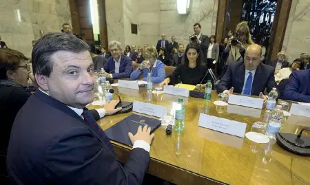  ??  ?? Riunione
In primo piano (a sinistra) il ministro dello Sviluppo economico, Carlo Calenda, e il governator­e del Lazio Nicola Zingaretti