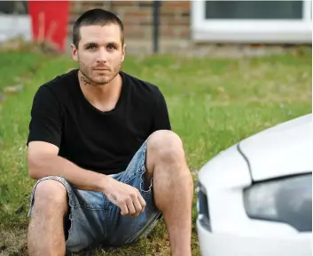  ??  ?? Guillaume Fortin a été blessé légèrement au bras en tentant d’éviter le coup de volant du conducteur en colère, dimanche, à Lévis. PHOTO JEAN-FRANÇOIS DESGAGNÉS