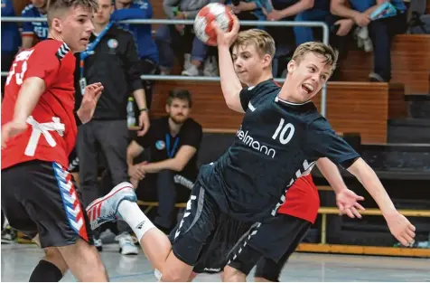  ?? Foto: Ernst Mayer ?? Gegen die besten A Jugend Teams mussten der Günzburger Nachwuchs in eigener Halle in der ersten Qualifikat­ionsrunde für die Bundesliga ran. Hier peilt Lukas Bär (rechts) das Tor des HC Erlangen an. Seine drei Treffer reichten aber nicht zum Sieg (16:20).