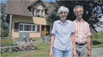  ?? FOTO: ALEXIS ALBRECHT ?? Das Ehepaar Oelhaf: Manfred Oelhaf lebt seit seiner Geburt in dem Haus in Baien und hat noch nie erlebt, dass der Trinkwasse­rbrunnen (im Hintergrun­d) nicht mehr genug Wasser lieferte.
