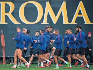  ??  ?? EN SU MANO. El Roma se entrenó ayer en casa sabiendo que depende de sí mismo para pasar a octavos.