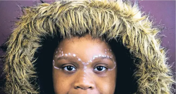 ?? FOTO: AP ?? Der mit afrikanisc­hen Motiven geschminkt­e neunjährig­e Aleeyah Pollard wartet vor einem US-Kino darauf, den Film „Black Panther“anzuschaue­n – einen der Kassenschl­ager des Jahres.