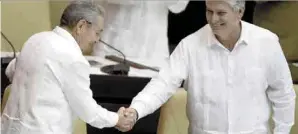  ??  ?? ‘El elegido’. Miguel Díaz-canel (der.) es el favorito para suceder a Raúl Castro (izq.) en el poder.