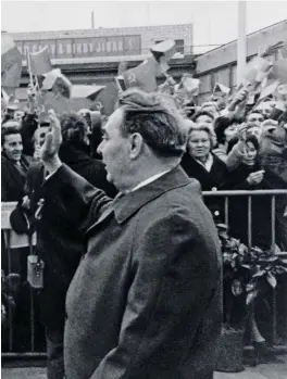  ??  ?? INTENTO ABORTADO.La llamada Primavera de Praga fue un breve período de liberaliza­ción política en Checoslova­quia ( de enero a agosto de 1968), que terminó cuando las tropas soviéticas invadieron el país. En la foto, el secretario general del PCUS, Leonid Brézhnev, visitando Praga en 1970.