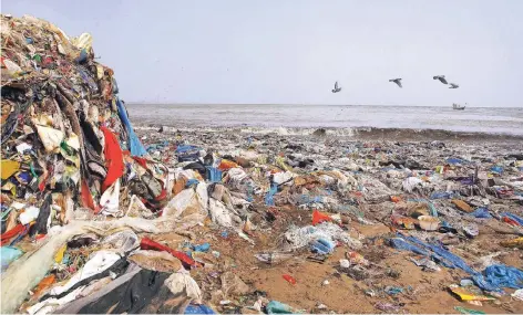  ?? FOTO: DPA ?? Plastikmül­l an der indischen Küste – fotografie­rt vor wenigen Tagen nahe Mumbai.