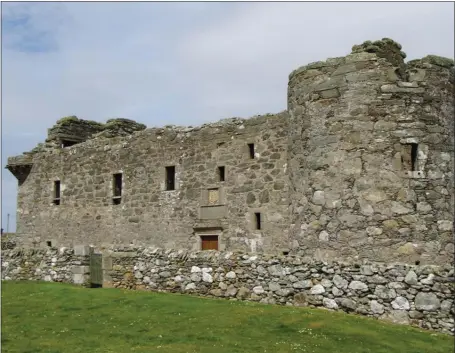  ?? ?? The ruined Muness Castle on the isle of Unst was built in 1598 for Laurence Bruce of Cultmalind­ie, a descendant of Robert the Bruce, inset