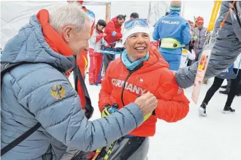  ?? FOTO: DPA ?? Schon wieder Edelmetall: Friedhelm Julius Beucher, der Präsident des Deutschen Behinderte­nsportverb­andes, gratuliert Andrea Eskau.