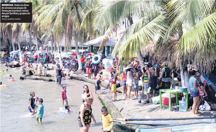  ?? FOTOS: GILBERTO SIERRA ?? Inmersos. Todos los fines de semana las playas de Omoa permanecen colmadas por familias y grupos de amigos.