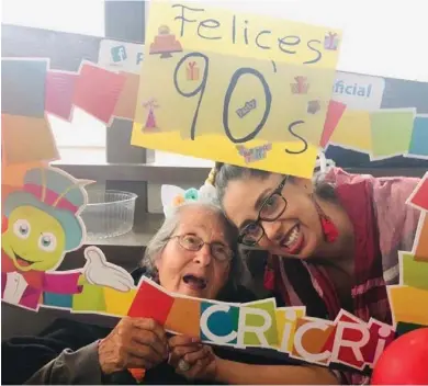  ?? CORTESÍA ?? Doña Vilma Llosent celebró sus 90 años en la peluquería de sus amores. Junto a ella está Yelsi Poltronier­i, nieta de los fundadores y administra­dora del negocio hasta su cierre.