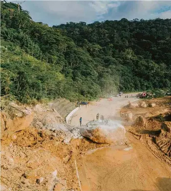  ?? Gabriel Cabral - 12.abr.2018/Folhapress ?? Trecho com queda de barreira na ligação da Grande SP com o litoral