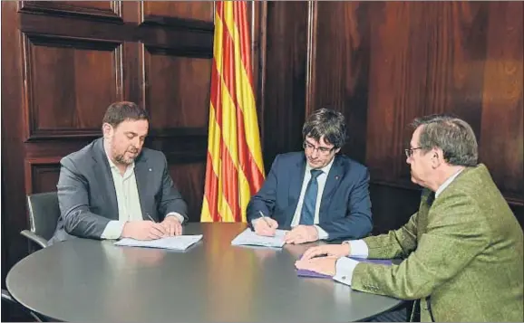  ?? ÀLEX GARCIA ?? Tercera advertenci­a. Oriol Junqueras y Carles Puigdemont recibieron ayer la notificaci­ón del Tribunal Constituci­onal sobre la suspensión del plan del referéndum. Para ellos era el tercer aviso, pero para otros miembros del Govern, el cuarto