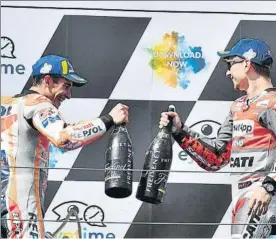  ?? FOTO: AP ?? Márquez y Lorenzo se felicitan en el podio. Carrerón de los futuros compañeros