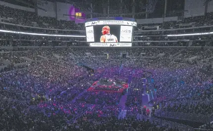  ?? EFE ?? El Staples Center de los Ángeles se vio colmado de personas que quisieron rendir tributo a la memoria del jugador y su hija.