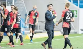  ?? FOTO: EFE ?? Labbadia, técnico del Hertha, celebra uno de los goles de su equipo