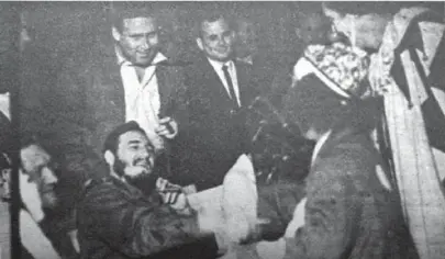  ??  ?? La prensa del momento dio la noticia de la presencia de Fidel en la primera función del primer circo socialista de América, el 2 de febrero de 1962. | foto: Panchito Cano