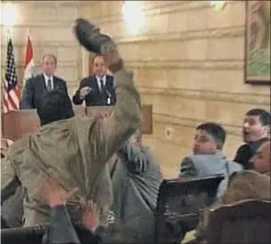  ?? AP ?? Calzado amenazador. Un periodista iraquí se dispone a lanzar un zapato contra George W. Bush en Bagdad, en el 2008 (arriba). Jruschov golpea el pupitre, enojado, en una asamblea general de la ONU en plena guerra fría, en 1960 (izquierda). David...