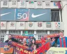  ??  ?? Puerta 50 Ahí está el escudo de la penya