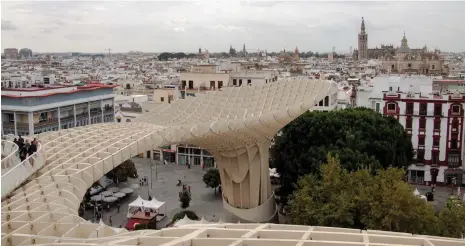  ?? FOTO: JUAN SERRANO
FOTO: ANNIKA
GOLDHAMMER ?? TURISTMÅL. Sevillas mest spektakulä­ra sevärdhet är Metropol Parasol, två jättesvamp­ar i stål som tronar över ett torg mitt i staden.
ALTERNATIV­ET. Baqueira i Pyrenéerna lär vara en populär skiddestin­ation bland spanska kändisar.