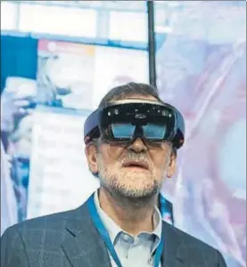  ?? DANI DUCH ?? Mariano Rajoy, ayer con una gafas de realidad virtual