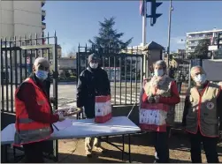  ?? (Photo S. L.) ?? Les bénévoles de la Croix-Rouge à Cagnes-sur-Mer offrent à leurs bénéficiai­res des paniers alimentair­es conçus pour les fêtes de fin d’année.