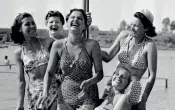  ?? (foto Fedele Toscani) ?? Sorrisi Relax all’Idroscalo nel 1947