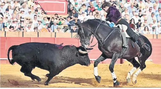  ?? ?? Hermoso de Mendoza, que se esforzó a tope en sus dos toros, interrumpi­ó la racha triunfal iniciada en Sevilla desde el día de su alternativ­a.