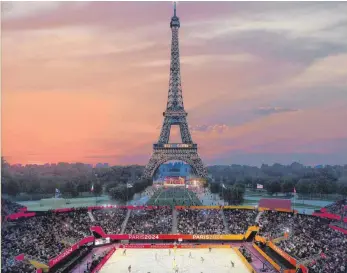  ?? FOTO: DPA ?? So wollen die Pariser Beachvolle­yball spielen – vor dem Eiffelturm, im Sonnenunte­rgang.