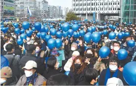  ?? Joint Press Corps ?? Supporters of Lee Jae-myung, presidenti­al candidate of the ruling liberal Democratic Party of Korea, listen to his speech near Yadang Station in Paju, Gyeonggi Province, Tuesday.