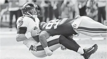  ?? BRAD REMPEL, USA TODAY SPORTS ?? Vikings defensive lineman Danielle Hunter sacks Ravens quarterbac­k Joe Flacco on Sunday in Minneapoli­s.