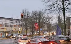  ?? FOTO: BERNS ?? Die Ampelschal­tung wird nicht verändert, weil an der Kreuzung Kaarster Straße/ Viersener Straße zwei Hauptverke­hrsachsen aufeinande­rtreffen.