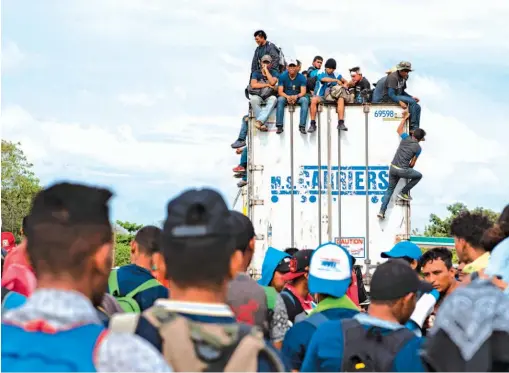  ??  ?? Peligros. Los migrantes han dicho que escapan de la pobreza y la violencia desenfrena­da en sus países de origen, aun a costa de sus vidas.