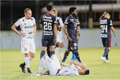  ?? ?? Elías García e Ilce Barahona con manos en la cintura evidencian la tristeza de un equipo que no se pudo salvar en la cancha. Los Escualos solo sumaron 29 puntos en 35 partidos disputados.