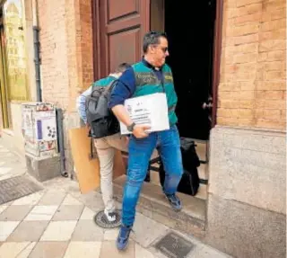 ?? ?? Agentes de la Guardia Civil saliendo de la casa del expresiden­te de la Federación Luis Rubiales, en el centro histórico de Granada // REUTERS
