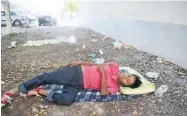  ?? ARMANDO TALAVERA ?? > El joven duerme sobre una cobija tendida en el suelo.