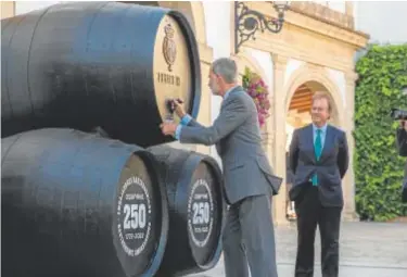  ?? // ABC ?? Felipe VI firmando una bota centenaria, el pasado lunes, junto a Ignacio Osborne