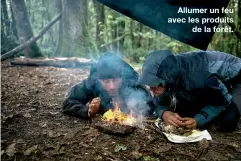  ??  ?? Allumer un feu avec les produits
de la forêt.