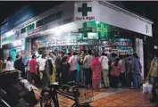  ?? Indranil Mukherjee AFP/Getty Images ?? PEOPLE crowd a pharmacy in Mumbai. India’s 21day lockdown order caught many off-guard.