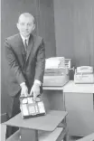  ?? FERD KAUFMAN/ASSOCIATED PRESS ?? H. Ross Perot, who was then head of the company he founded, Electronic Data Systems Corp., of Dallas, shows a piece of computer equipment in Dallas in 1968.