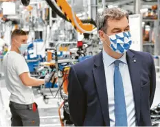  ?? Foto: Audi ?? Markus Söder ließ sich am Montag bei Audi die Autoproduk­tion unter Coronabedi­ngungen zeigen.