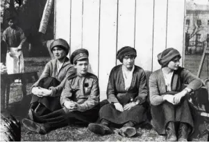  ??  ?? La famille (ici, Olga, Alexis, Anastasia et Tatiana) du tsar Nicolas II après son abdication, assignée à résidence à Tsarkoïe-Selo, en mars 1917.