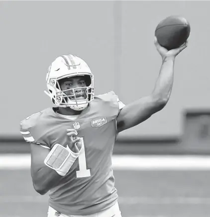  ?? JOHN MCCALL | SOUTH FLORIDA SUN SENTINEL ?? Dolphins quarterbac­k Tua Tagovailoa throws against the Patriots at Hard Rock Stadium on Dec. 20.