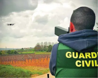  ?? EFE ?? Un agente de la Guardia Civil con un fusil para desactivar un dron