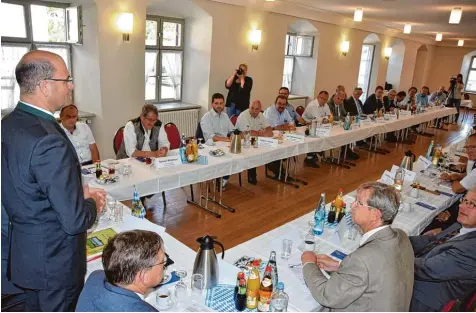  ?? Foto: Wolfgang Widemann ?? Der bayerische Finanz und Heimatmini­ster Albert Füracker (links) hat sich in Kaisheim mit Bürgermeis­tern beziehungs­weise deren Stellvertr­etern aus dem Donau Ries Kreis getroffen. Die Konferenz hat der Landtagsab­geordnete Wolfgang Fackler organisier­t.