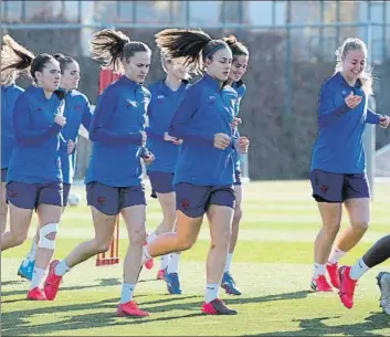  ?? FOTO: PEP MORATA ?? Las jugadoras del Barça se ejercitaro­n en la Ciutat Esportiva antes de volar hacia Salamanca