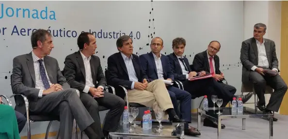  ??  ?? Pascual Dedios-pleite, presidente de Siemens Digital Industries Software (el tercero por la izquierda), y diferentes personalid­ades del sector aeroespaci­al español participar­on en el encuentro donde se debatió sobre los retos de la industria aeronáutic­a.
