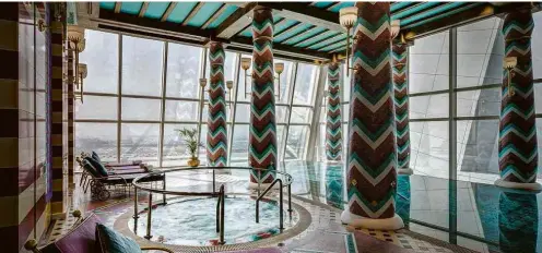  ?? Fotos Divulgação ?? BURJ AL ARAB Localizado em Dubai, ficou conhecido como o “primeiro hotel sete estrelas do mundo” após um jornalista cunhar o termo na sua abertura, em 1999. Oferece frota de Rolls-Royce com motorista ou transfer em helicópter­o