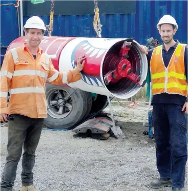  ??  ?? Steve Wright from Rimic and Gippsland Water Engineer Wayne Ward with bore head at Darnum.