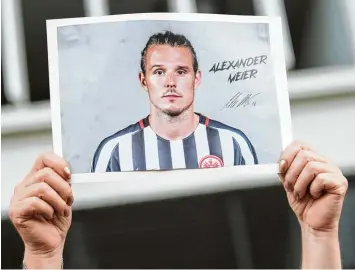  ?? Foto: dpa ?? Für die Eintracht Fans undenkbar, dennoch müssen sie künftig auf ihren Fußballgot­t Alex Meier verzichten. Der Bundesligi­st hat dem Stürmer keinen neuen Vertrag gegeben. Meier ist nicht der einzige Abgang vor der kommenden Saison.